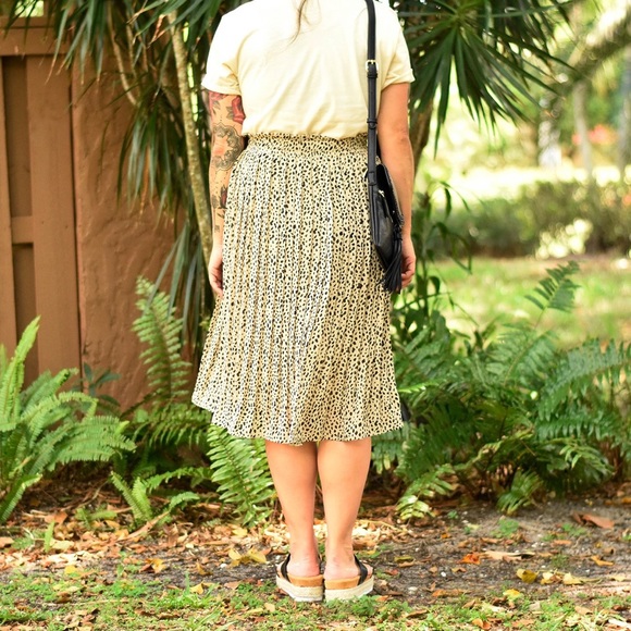 🚨 Size LARGE left! Taupe Pleated Midi Skirt - Picture 3 of 3